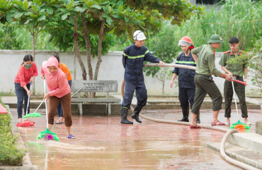 Công an Hương Sơn giúp trường học, khắc phục hậu quả bão số 5